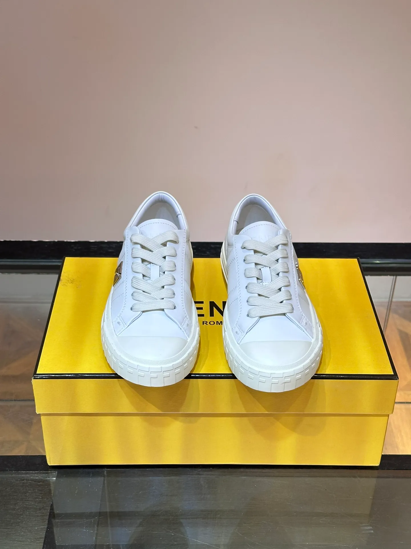 Men's Men's Shoes 💰380 [New Style] 🍿🍿Fendi Fendi Casual Sneakers Skateboard Shoes, the new Domino sneakers have become a favorite shoe. For those who want to create a simple and FENDI-characteristic look, this shoe is the perfect choice. Because this sneaker is one of the most cost-effective among FENDI's entry-level sneakers, it provides a great opportunity to attract and attract all customers who love easy and comfortable everyday sneakers. Size: 38-45 (men’s size 38.45 customized)